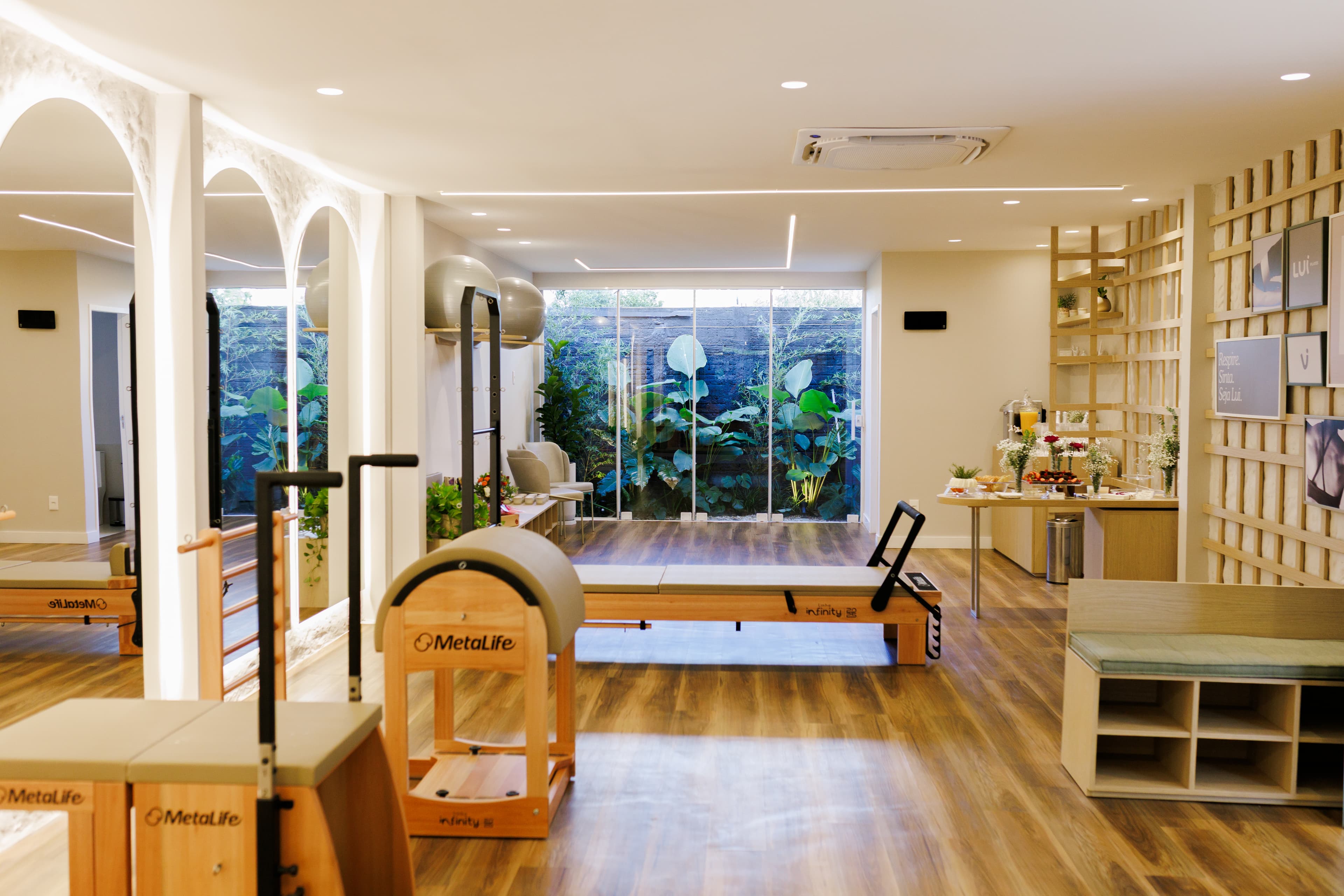 Recepção acolhedora do estúdio de pilates Lui Pilates em Londrina