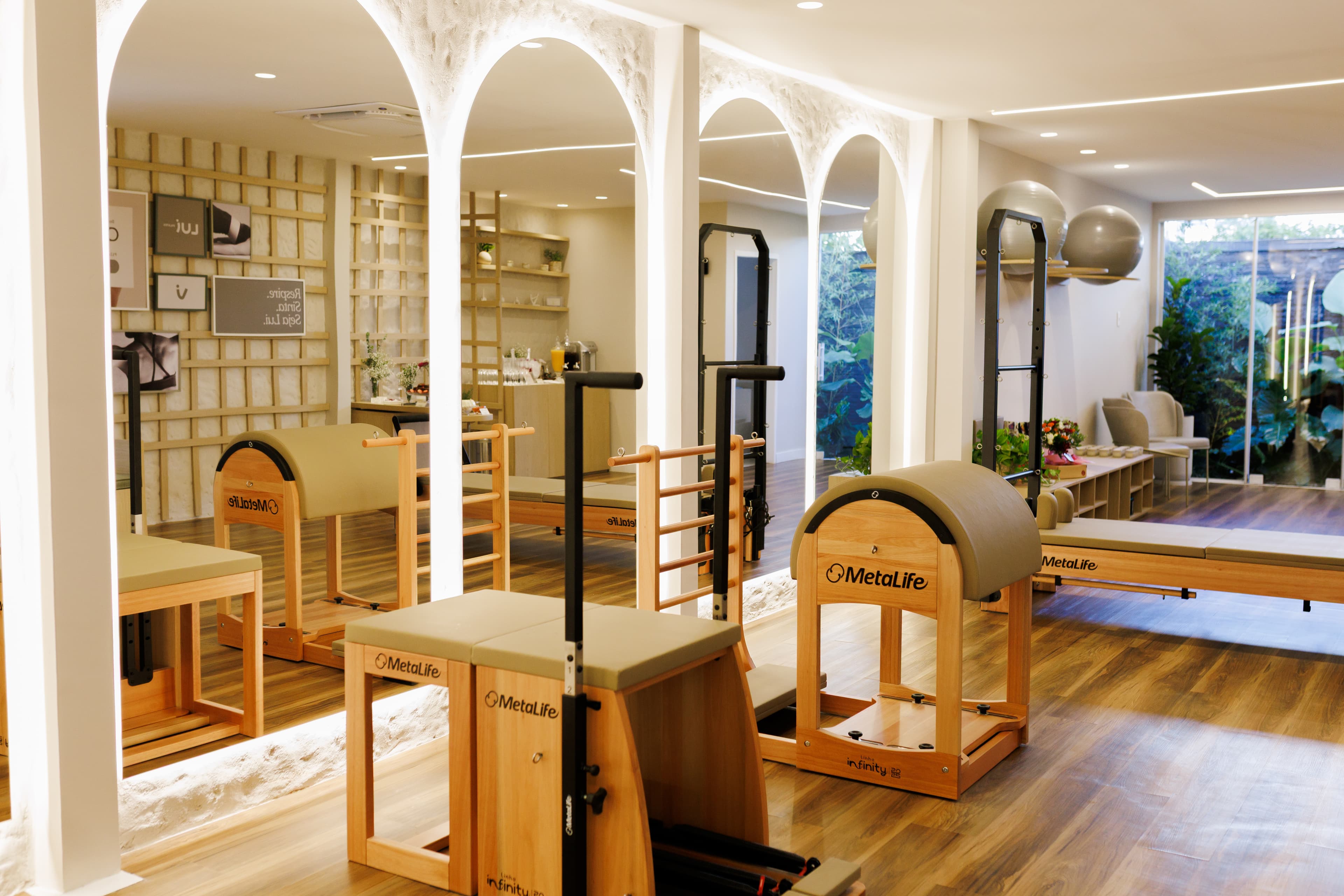 Sala de aula com aparelhos de pilates no Lui Pilates Londrina