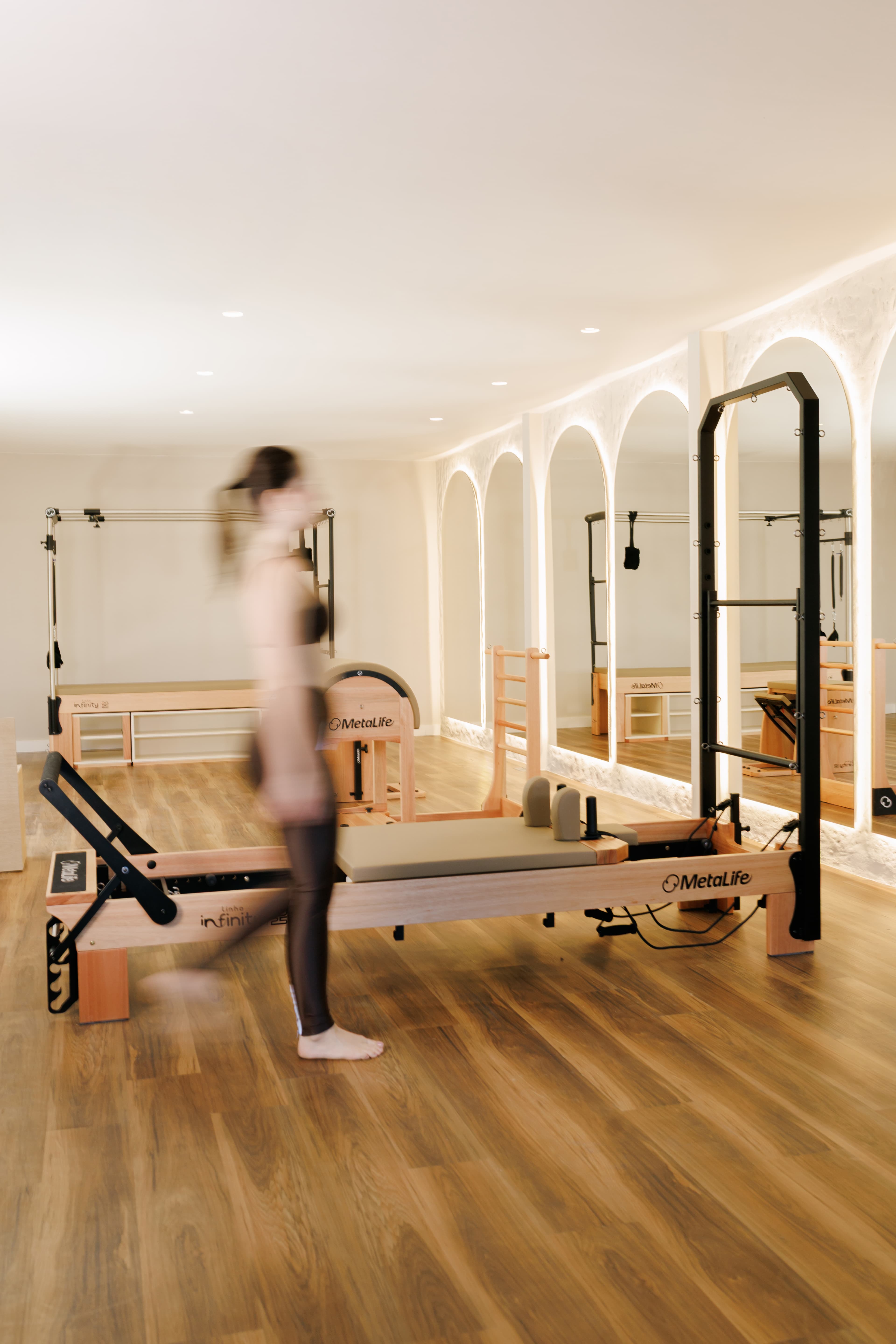 Instrutora de pilates no Estúdio Lui Pilates em Londrina durante uma aula personalizada